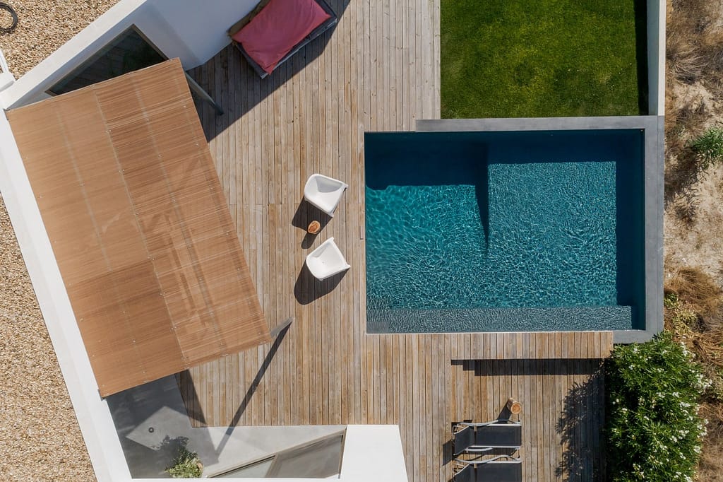 Fotografía y Vídeo Inmobiliario Modern house with garden swimming pool and wooden deck