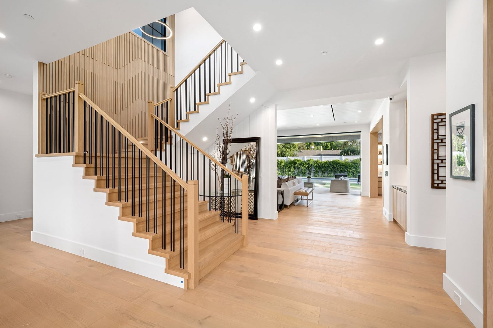 Fotografía y Vídeo Inmobiliario Modern house interior with wooden staircase and open living area