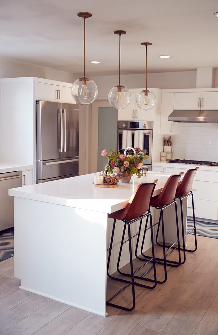 Fotografía y Vídeo Inmobiliario Interior View Of Beautiful Kitchen With Island Counter In New Family House
