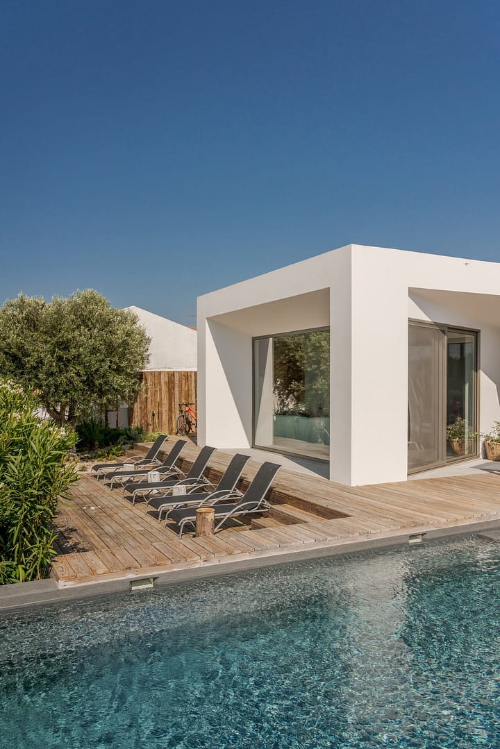 Fotografía y Vídeo Inmobiliario Modern house with garden swimming pool and wooden deck